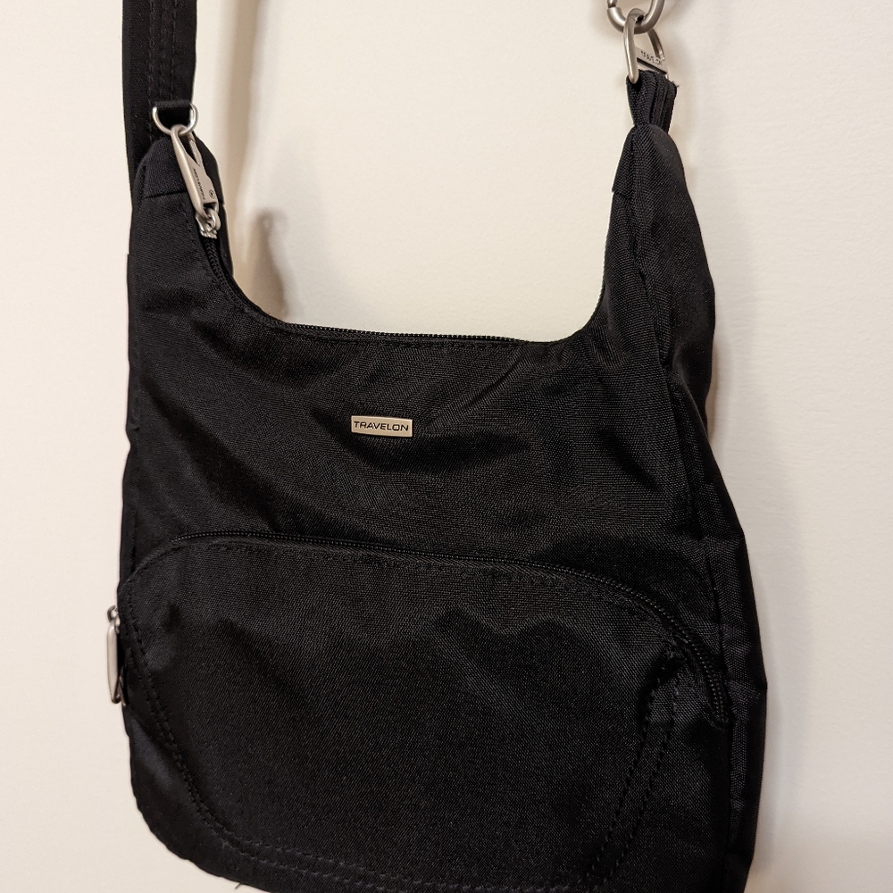 Travelon Anti-Theft Classic Essential Messenger